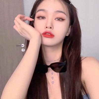 给小酒馆女子喝高杯酒